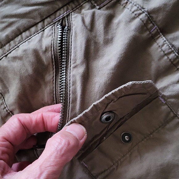 Athleta Coastal Cargo Convertible Hiking Shorts - Khaki/Green - Size 4 - Picture 2 of 7